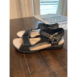 Clarks size 6 Amanda Step Casual Suede Leather Hook & Loop Sandals